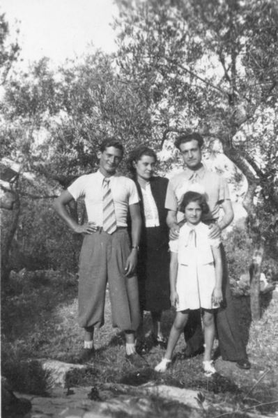 Angelo Galligani con i genitori e la sorella Mirella