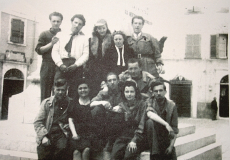 Angela Bastelli, la seconda da destra seduta, insieme ad altri partigiani e civili