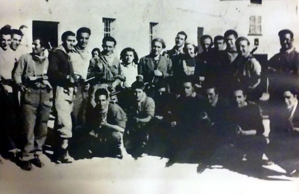 Foto di gruppo della Brigata “Muccini” dopo la Liberazione di Bardi: primo da destra in piedi è Barbieri (“Ninon”), terzo da destra in piedi è Flavio Bertone “Walter”, il quinto è Paolino Ranieri “Andrea”, l’undicesimo da destra Turiddu Perugi “Rì”, il tredicesimo da destra Socrate Benacci. Fra i seduti: il primo da sinistra è Renato Lorenzetti “Ottavio” , il secondo da sinistra Giovanni Venturini “Guido” - Archivio I.S.R. La Spezia (l’identificazione dei partigiani è avvenuta anche seguendo p.145 di La provincia della Spezia, medaglia d’oro della Resistenza, Edizioni Giacché, 1997)