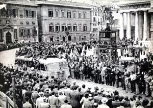 Partigiani a Genova in piazza De Ferrari il 25 aprile 1945