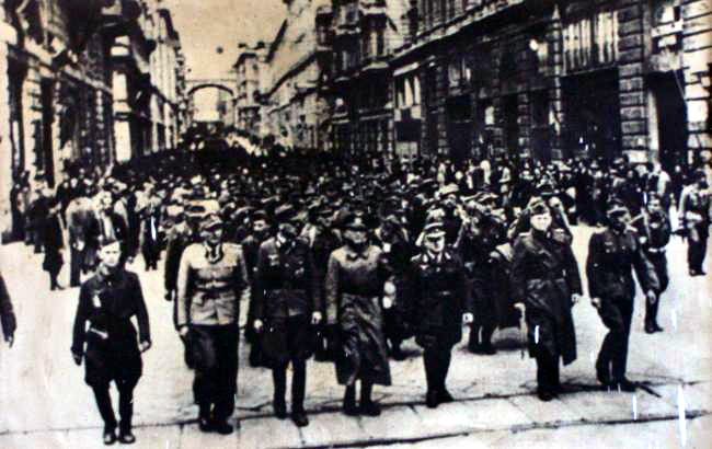I tedeschi vengono fatti sfilare disarmati in via XX settembre a Genova il 25 aprile 1945
